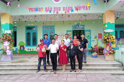 TẶNG QUÀ TRUNG THU CHO CÁC EM HỌC SINH